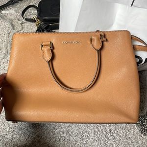 New Michael kors brown purse with cross body straps and arm handles